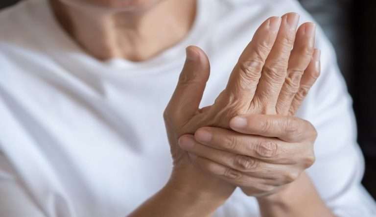 Reumatólogo advierte: la artritis es un síntoma, no una enfermedad