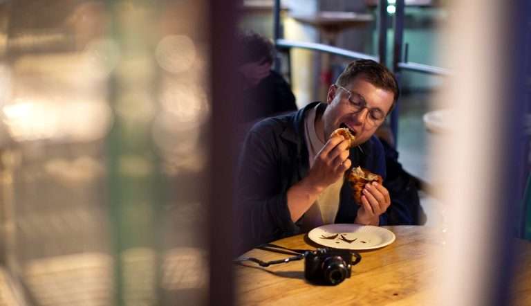 Comer solo puede ser señal de bienestar, según psicólogos