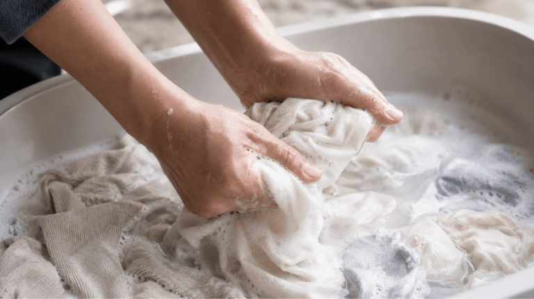 Agua fría, tibia o caliente: cómo lavar ropa sin dañarla