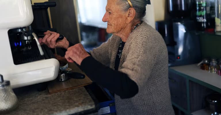 Barista italiana de 101 años sigue trabajando y vigila sin anteojos