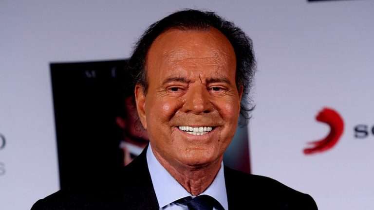Julio Iglesias vende mansión gallega y descarta volver a España