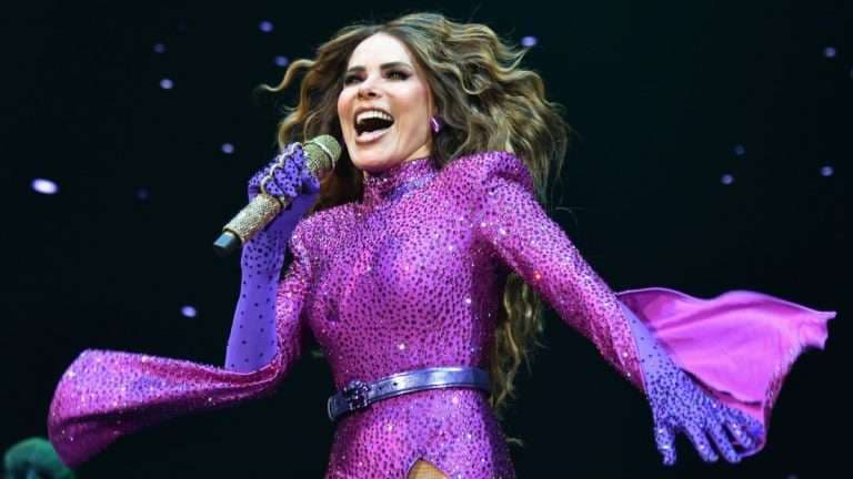 Gloria Trevi cae en pleno concierto y termina la canción en el piso