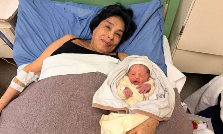A los 62 años se convierte en madre por primera vez