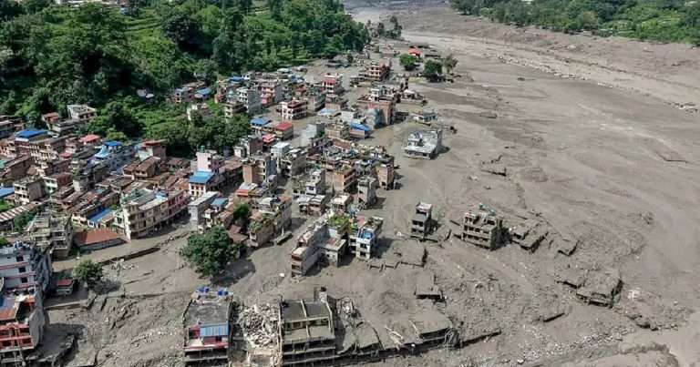 Violenta avalancha deja más de 380 desaparecidos en Nepal