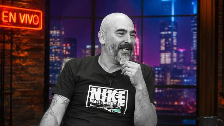 Periodista muere de infarto durante su debut en streaming