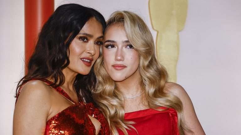 Salma Hayek y su hija causan furor por su increíble parecido