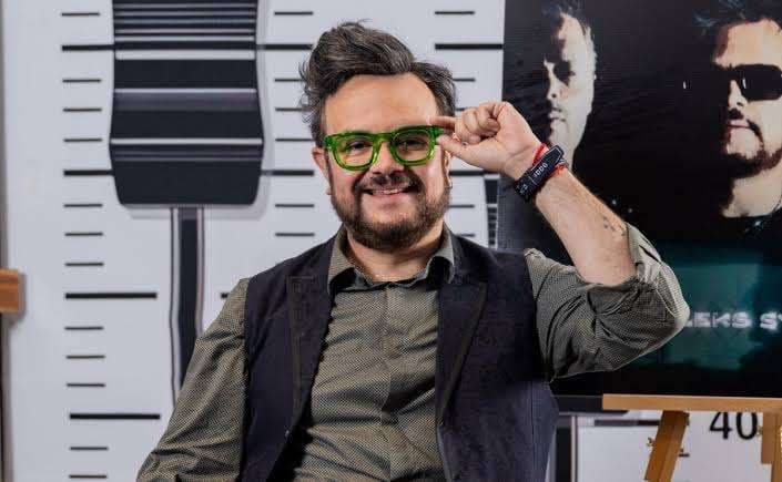 Aleks Syntek subasta su peluquín tras aparecer sin cabello en redes sociales