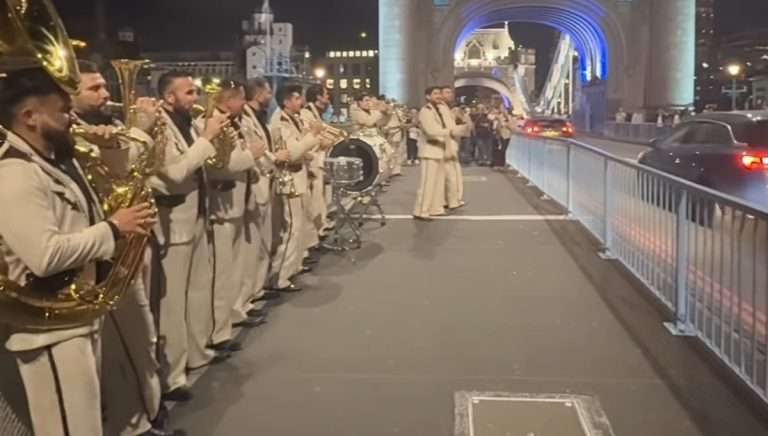 Video: Policía frena show callejero de la ‘Banda El Recodo’ en Londres