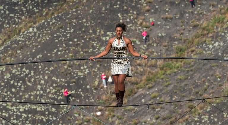 Video: Equilibrista camina sobre cable sin red ni protección