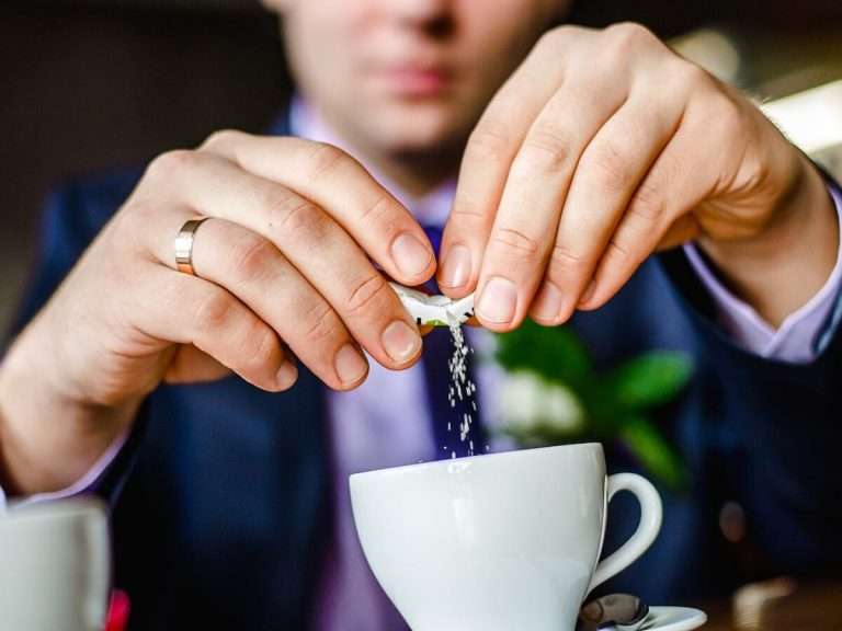 Alimentos y bebidas que aumentan el estrés, según expertos