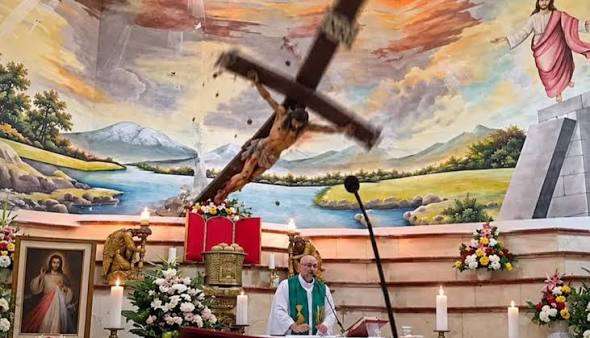 Video: Sacerdote muere golpeado por una cruz mientras celebraba la eucaristía